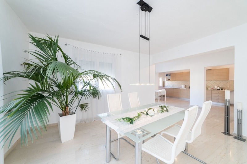 Продава МНОГОСТАЕН, гр. Варна, Център