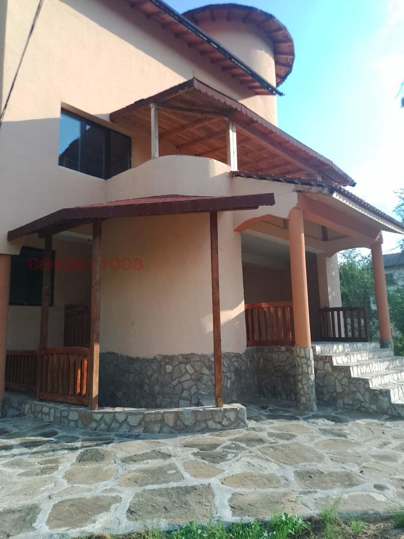 Продава ХОТЕЛ, с. Орешак, област Ловеч