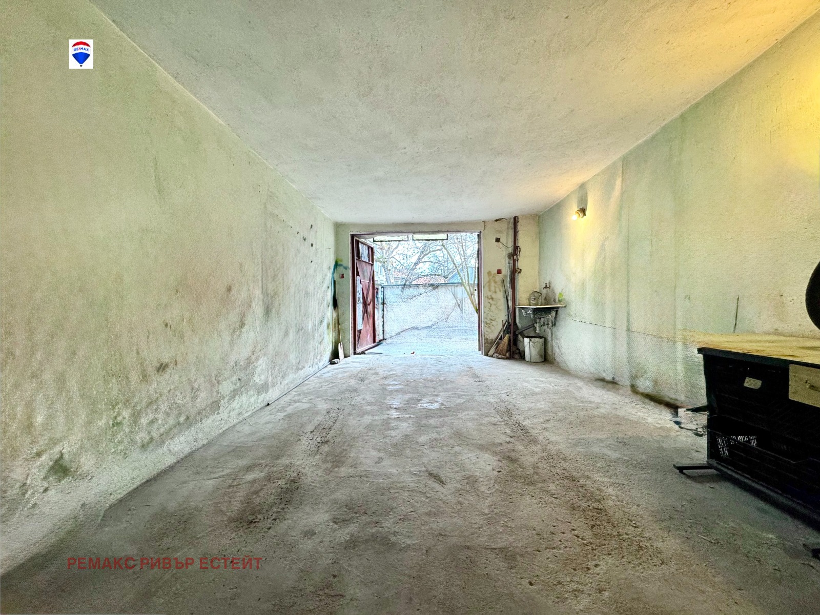 Продава ГАРАЖ, ПАРКОМЯСТО, гр. Русе, Родина 1, снимка 2 - Гаражи и паркоместа - 54106793