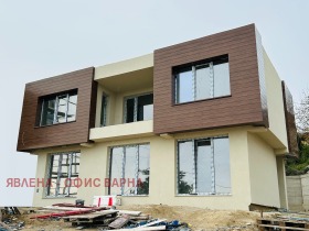 Dom m-t Akczelar, Warna