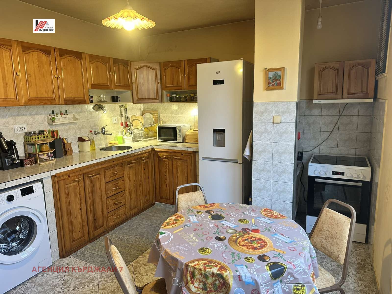 Продава МНОГОСТАЕН, гр. Кърджали, Център, снимка 6 - Апартаменти - 54325209