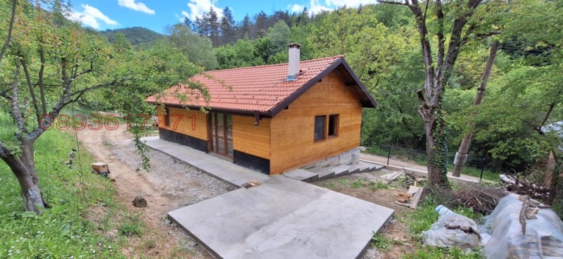 Продава ВИЛА, с. Лопян, област София област