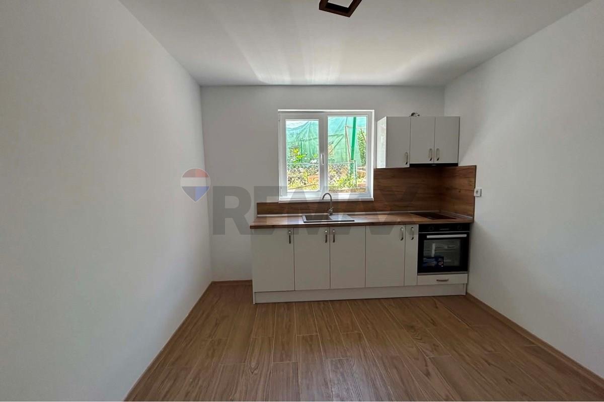 Продава ЕТАЖ ОТ КЪЩА, гр. Шумен, Център, снимка 2 - Етаж от къща - 55009762