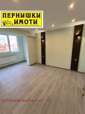 1 dormitorio Moshino, Pernik 1