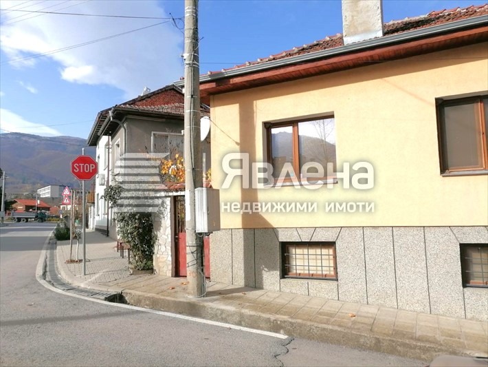 Продава КЪЩА, с. Костенец, област София област