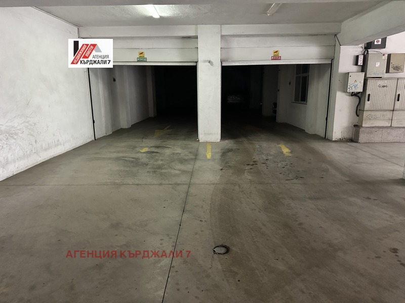 Продава ГАРАЖ, ПАРКОМЯСТО, гр. Кърджали, Център, снимка 5 - Гаражи и паркоместа - 53414670