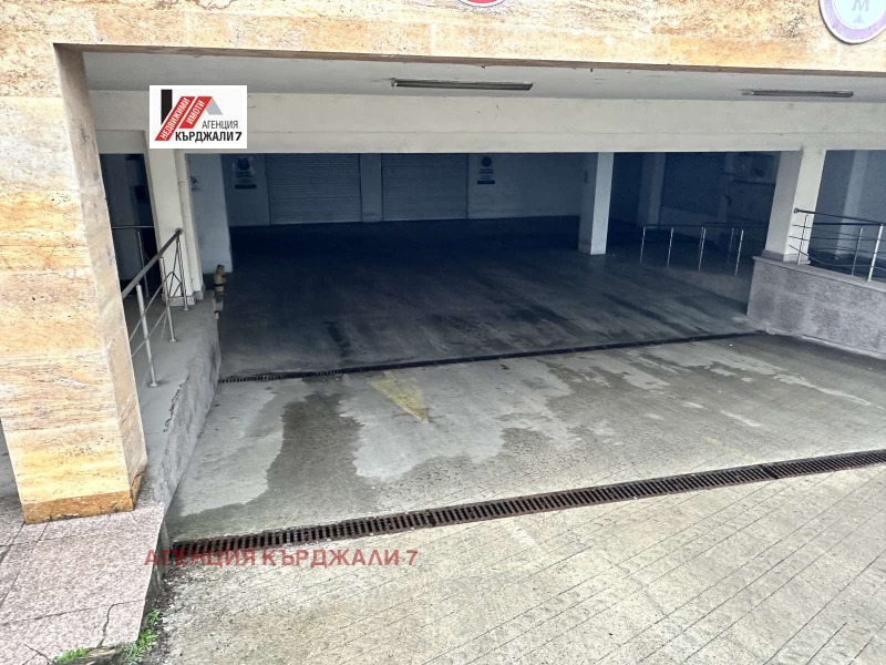 Продава ГАРАЖ, ПАРКОМЯСТО, гр. Кърджали, Център
