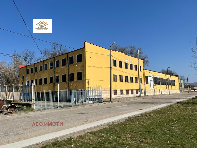 Продава  Пром. помещение област Пловдив , гр. Баня , 3925 кв.м | 80660204