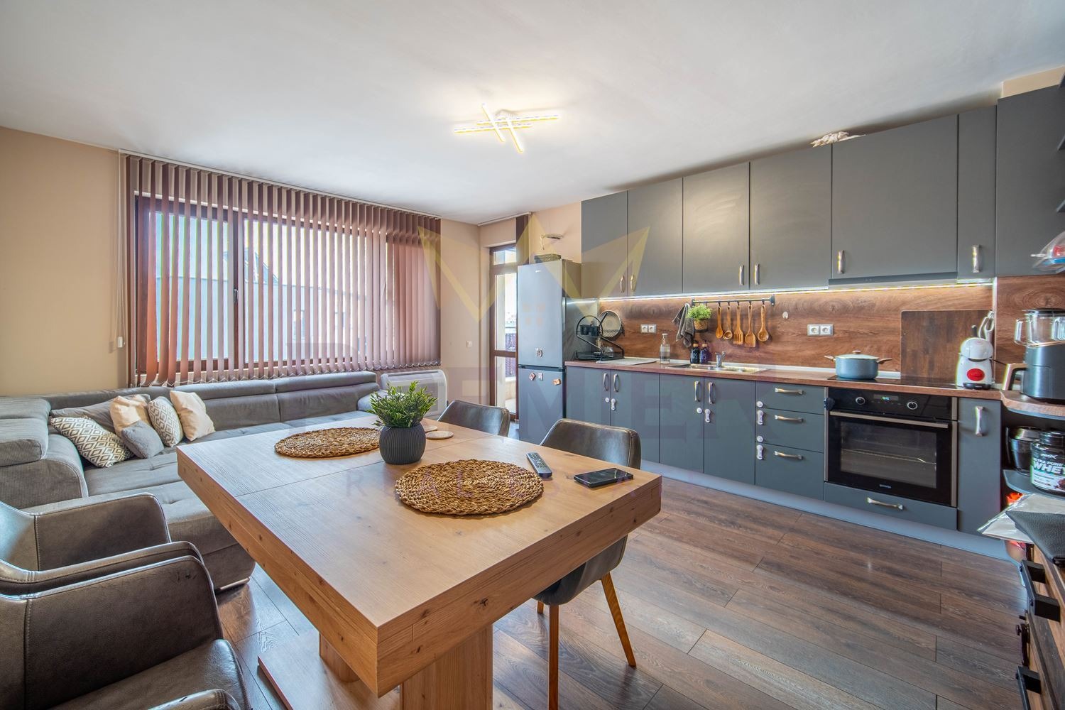 Продава  3-стаен град Варна , Възраждане 1 , 89 кв.м | 15396567