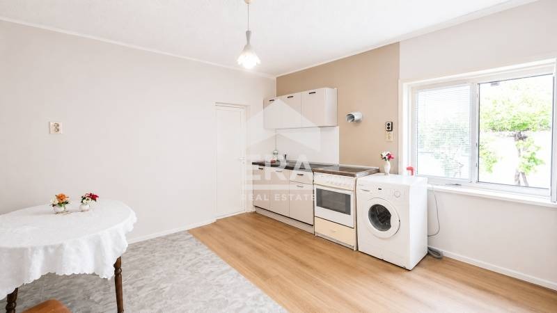 Продава КЪЩА, гр. Търговище, Вароша, снимка 2 - Къщи - 55096186