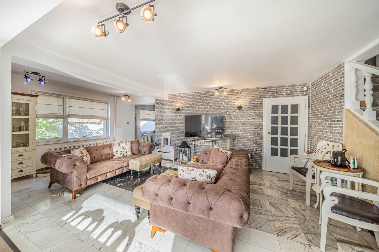 Продава КЪЩА, гр. София, Бенковски, снимка 2 - Къщи - 52480172