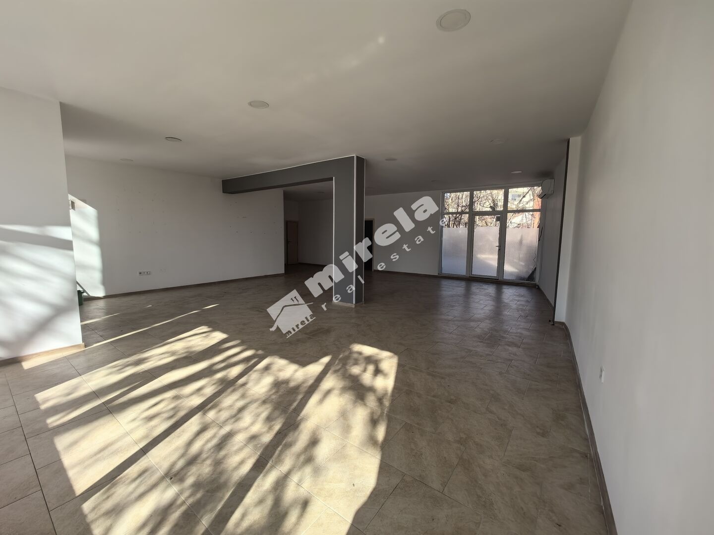 Продава МАГАЗИН, гр. Ямбол, Граф Игнатиев, снимка 2 - Магазини - 53493460