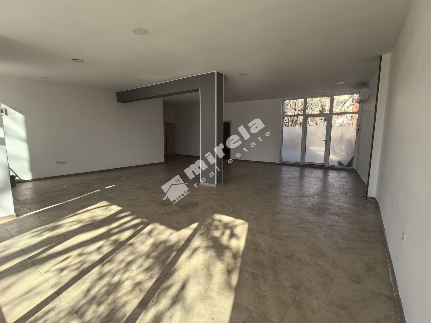 Продава МАГАЗИН, гр. Ямбол, Граф Игнатиев, снимка 3 - Магазини - 53493460