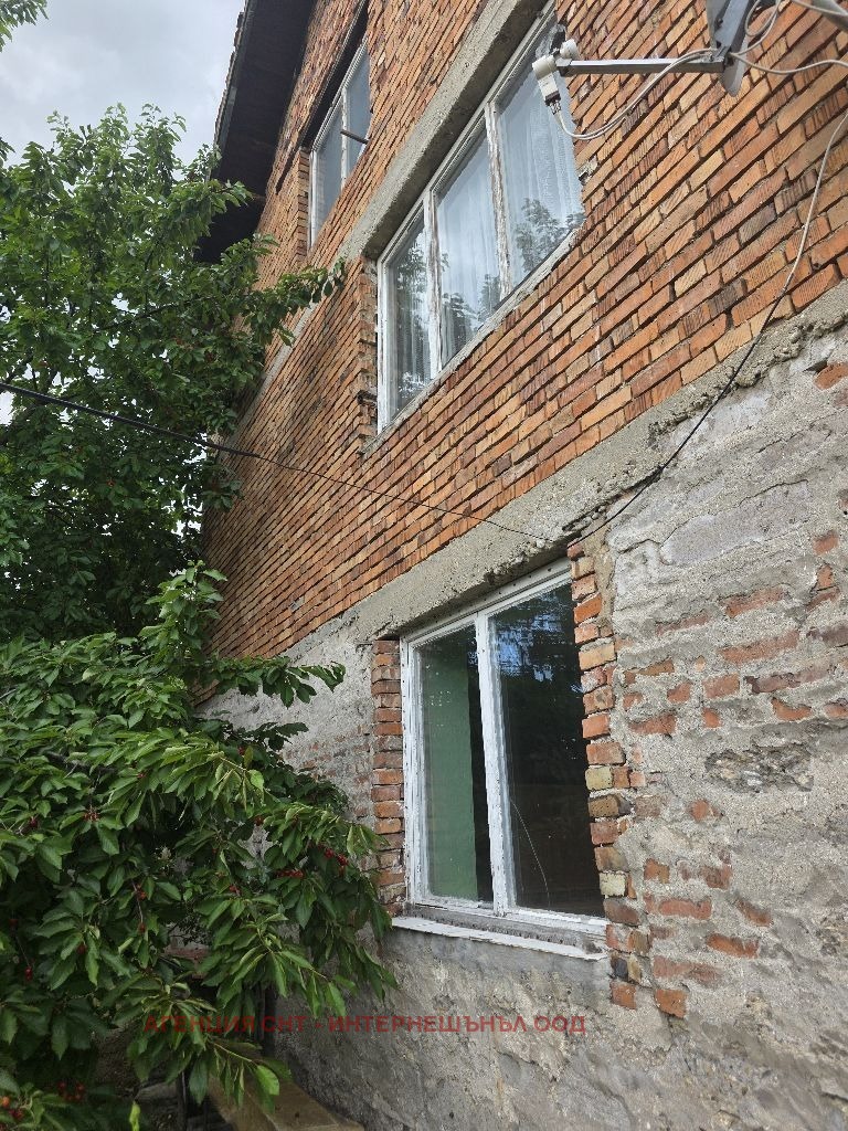 Продава КЪЩА, гр. София, Требич