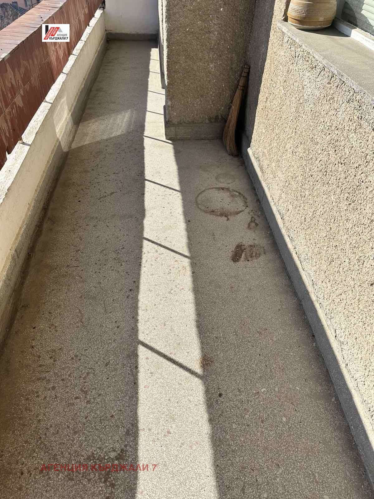 Продава МНОГОСТАЕН, гр. Кърджали, Байкал, снимка 2 - Апартаменти - 54154173