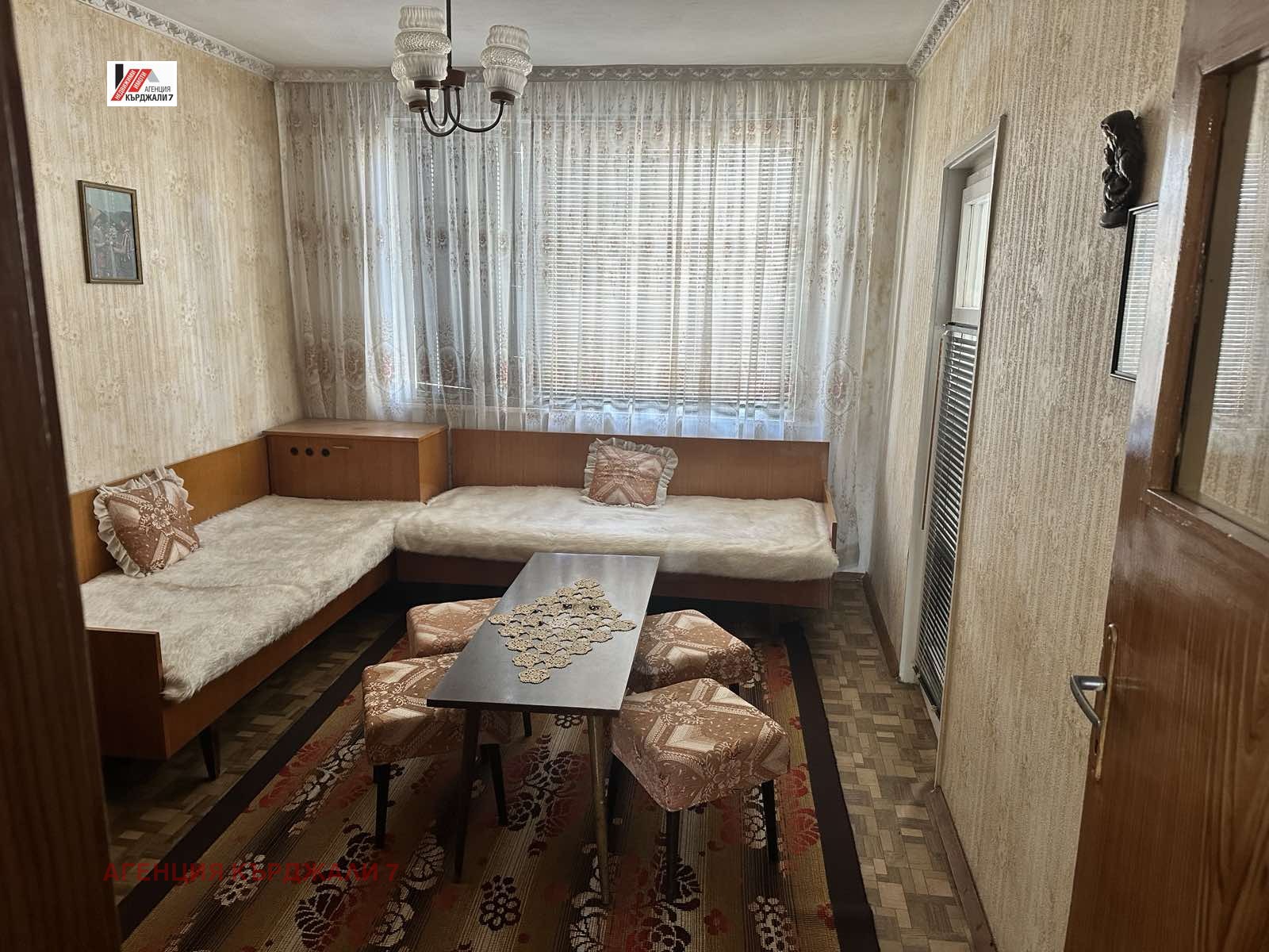 Продава МНОГОСТАЕН, гр. Кърджали, Байкал, снимка 12 - Апартаменти - 54154173