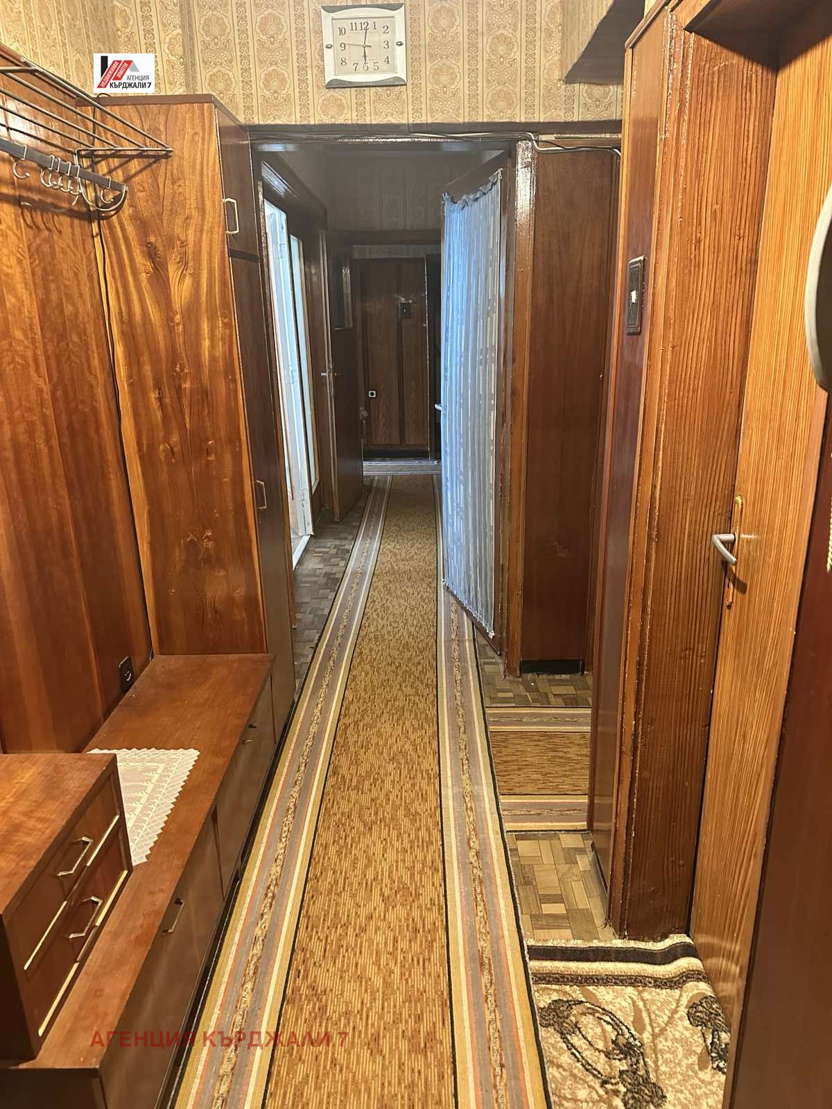 Продава МНОГОСТАЕН, гр. Кърджали, Байкал, снимка 9 - Апартаменти - 54154173