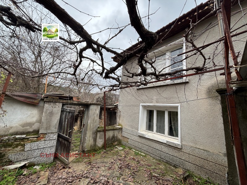 Продава КЪЩА, с. Средно градище, област Стара Загора, снимка 2 - Къщи - 52707235