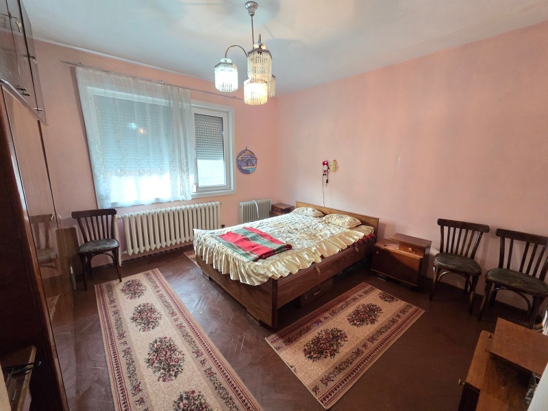 Продава ЕТАЖ ОТ КЪЩА, гр. Добрич, ЖП Гара, снимка 11 - Етаж от къща - 52704763