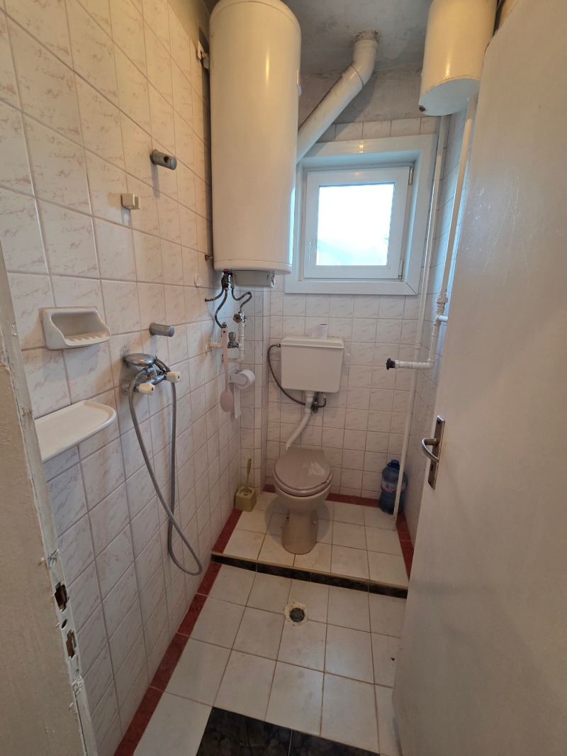 Продава ЕТАЖ ОТ КЪЩА, гр. Добрич, ЖП Гара, снимка 8 - Етаж от къща - 52704763