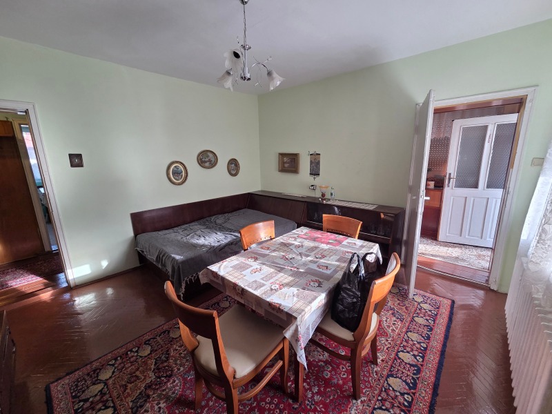 Продава ЕТАЖ ОТ КЪЩА, гр. Добрич, ЖП Гара, снимка 10 - Етаж от къща - 52704763