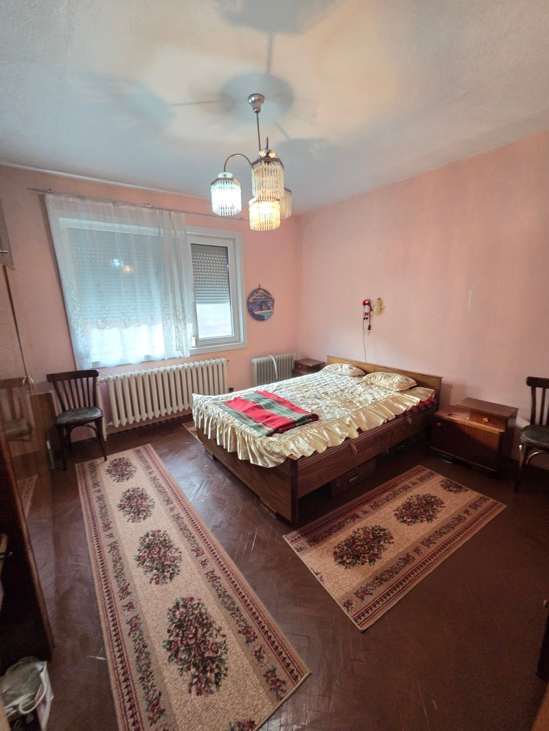 Продава ЕТАЖ ОТ КЪЩА, гр. Добрич, ЖП Гара, снимка 12 - Етаж от къща - 52704763