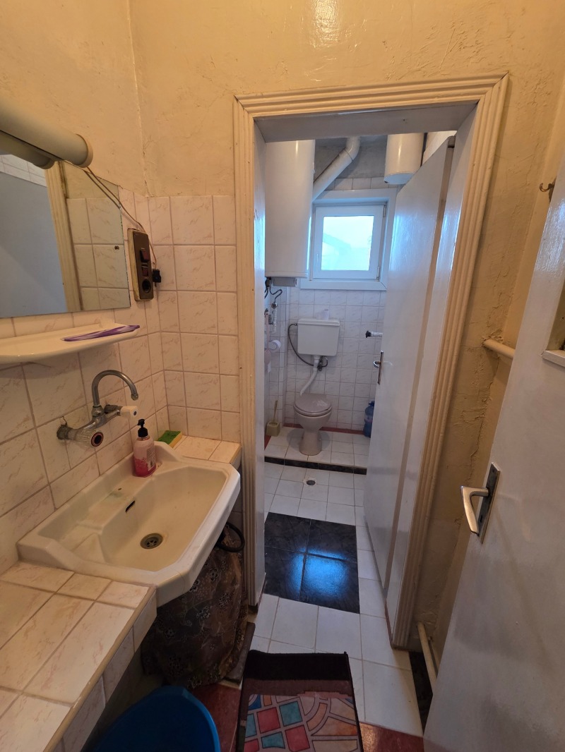 Продава ЕТАЖ ОТ КЪЩА, гр. Добрич, ЖП Гара, снимка 7 - Етаж от къща - 52704763