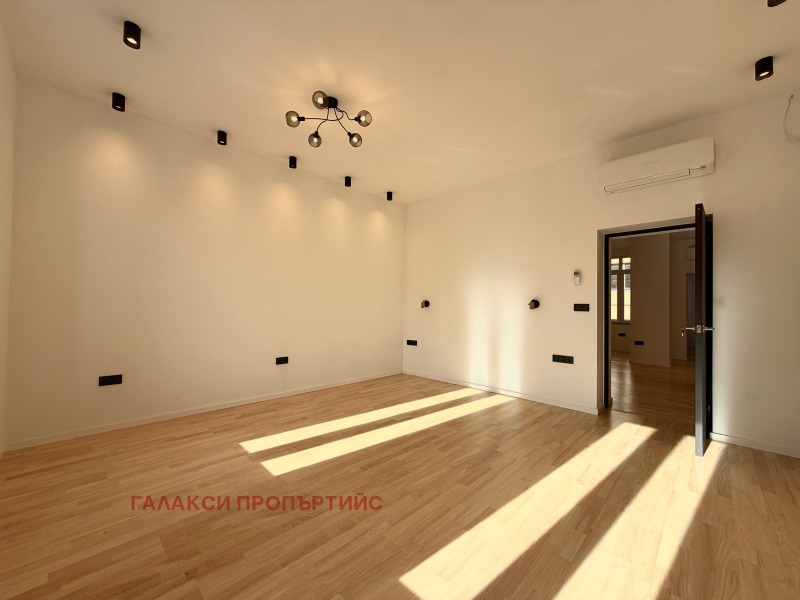 Продава МНОГОСТАЕН, гр. София, Център, снимка 3 - Апартаменти - 52463434