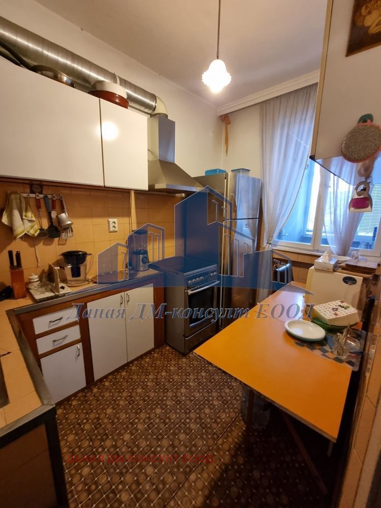 Продава МНОГОСТАЕН, гр. Шумен, Център, снимка 11 - Апартаменти - 56715944