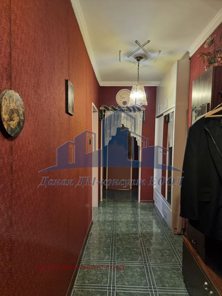 Продава МНОГОСТАЕН, гр. Шумен, Център, снимка 2 - Апартаменти - 56715944