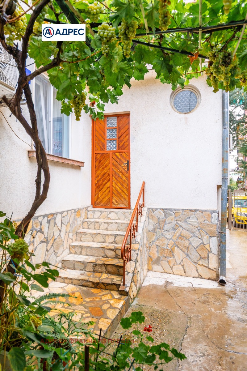 Продава КЪЩА, гр. Плевен, 9-ти квартал, снимка 2 - Къщи - 53070540