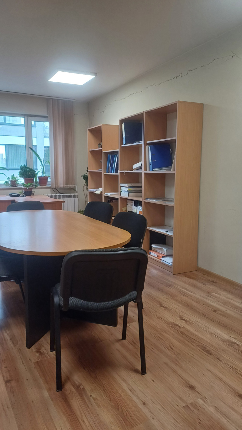 En venta  Oficina Sofia , Poduyane , 246 metros cuadrados | 75233750 - imagen [3]