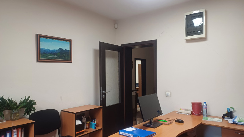 En venta  Oficina Sofia , Poduyane , 246 metros cuadrados | 75233750 - imagen [4]