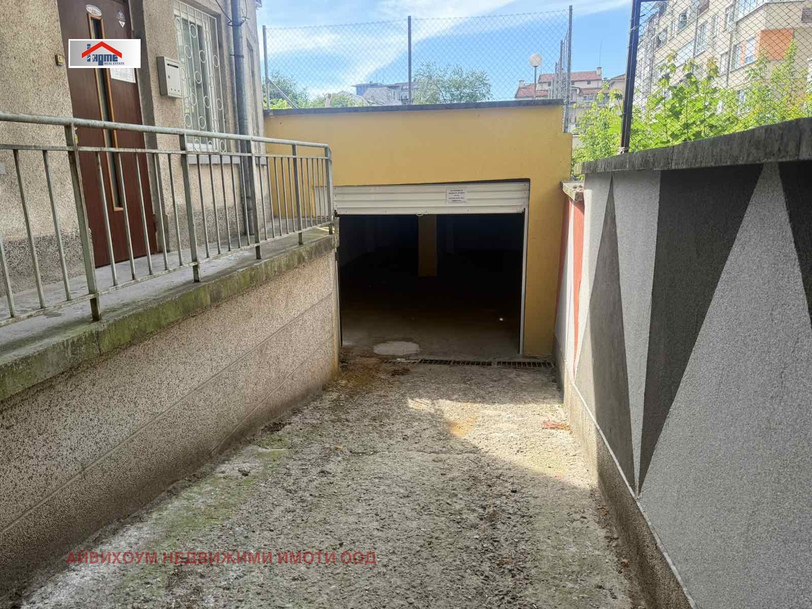 Продава ГАРАЖ, ПАРКОМЯСТО, гр. Плевен, Широк център, снимка 5 - Гаражи и паркоместа - 55036556