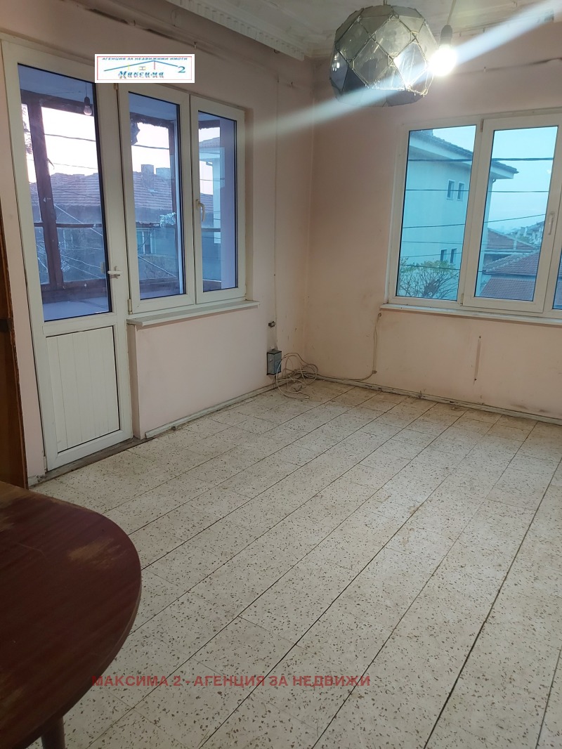 Продава ЕТАЖ ОТ КЪЩА, гр. Плевен, Широк център, снимка 2 - Етаж от къща - 52451268