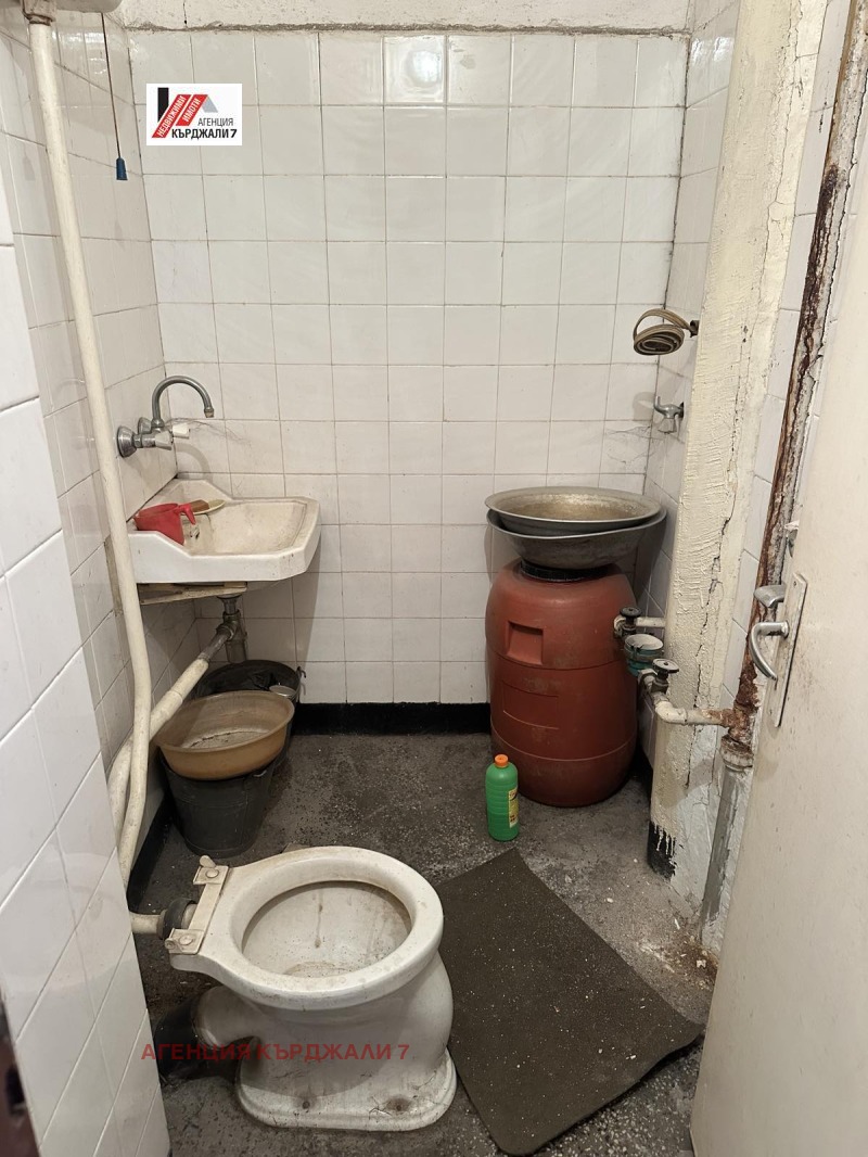 Продава  2-стаен град Кърджали , Веселчане , 63 кв.м | 93356795 - изображение [9]