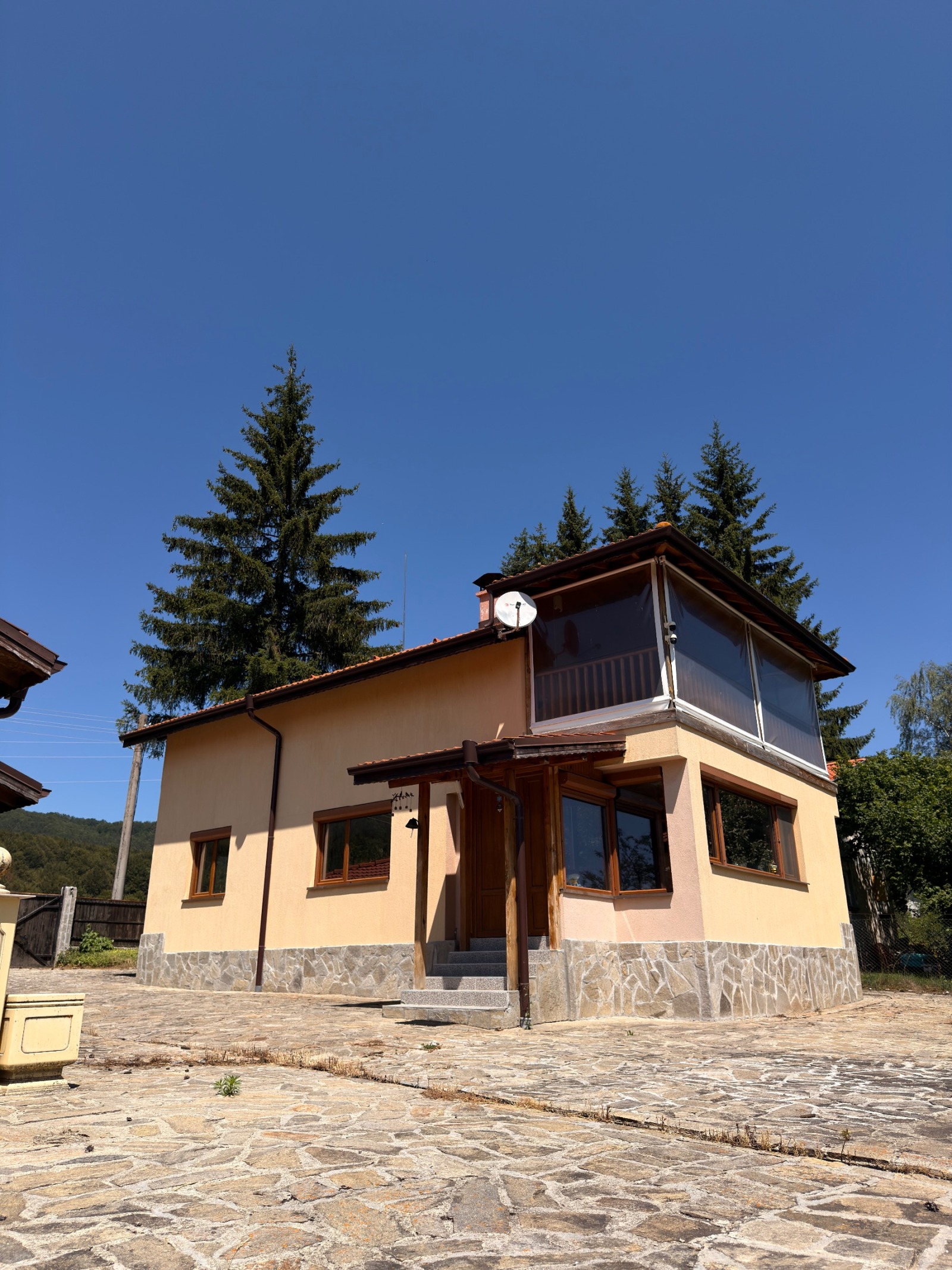 Продава КЪЩА, с. Гинци, област София област