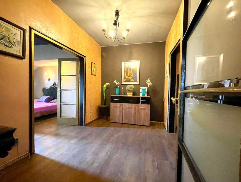 Продава  2-стаен, град София, Център •  267 000 EUR • ID 85185957 — holmes.bg - [1] 