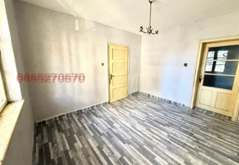 Продава ЕТАЖ ОТ КЪЩА, гр. Шумен, Център, снимка 6 - Етаж от къща - 52780739