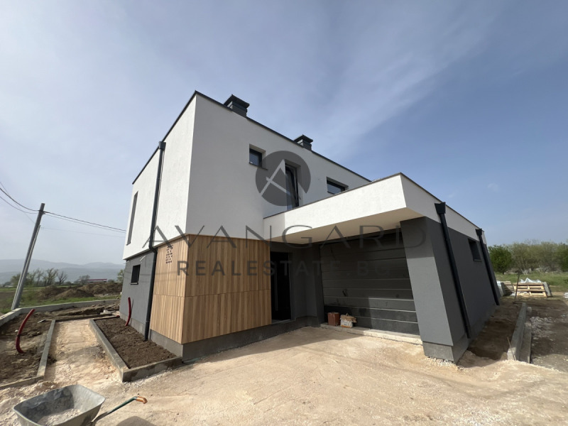 Продава КЪЩА в област Пловдив, с. Оризари - 245 кв.м / 354 999 € » 694 317.69 лв., АВАНГАРД РИЪЛ ЕСТЕЙТ