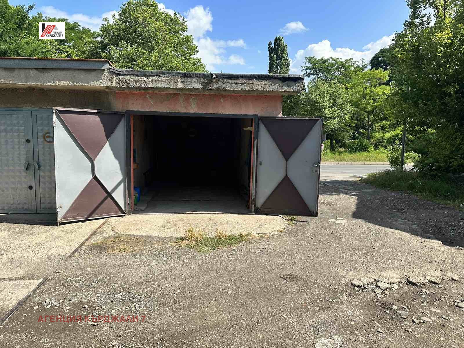 Продава ГАРАЖ, ПАРКОМЯСТО, гр. Кърджали, Център, снимка 6 - Гаражи и паркоместа - 53720293