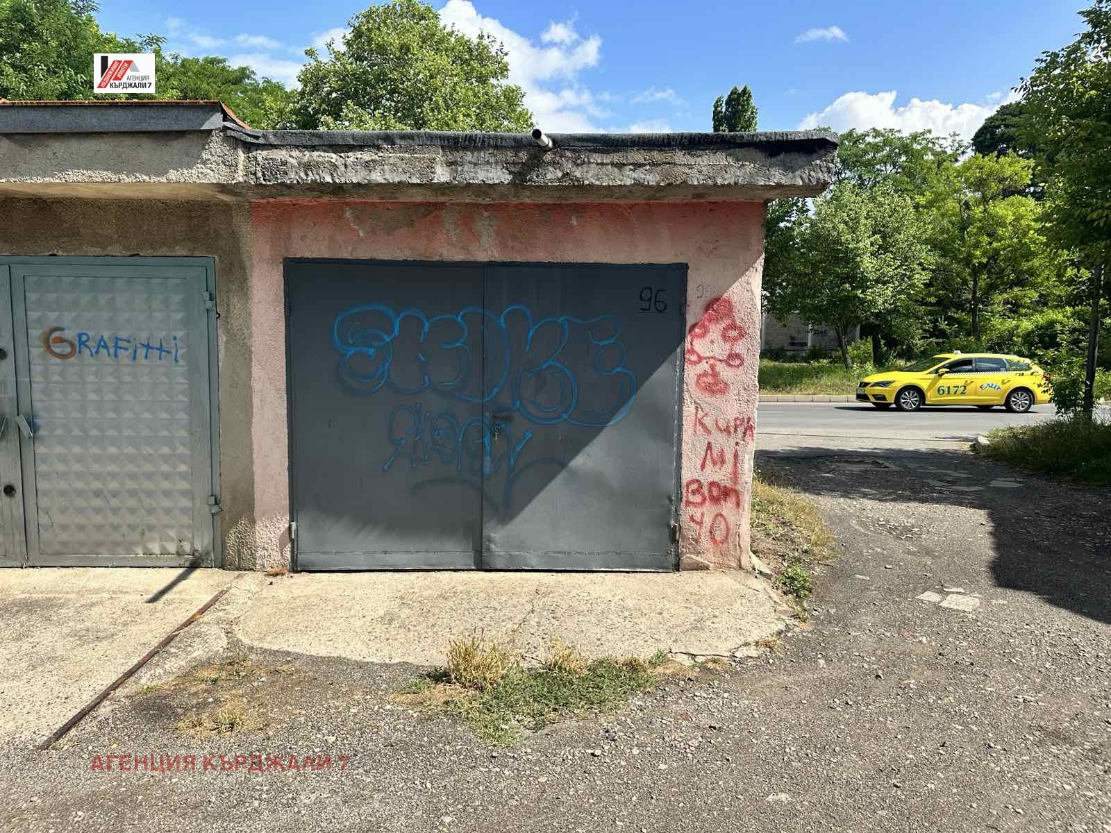 Продава ГАРАЖ, ПАРКОМЯСТО, гр. Кърджали, Център, снимка 2 - Гаражи и паркоместа - 53720293