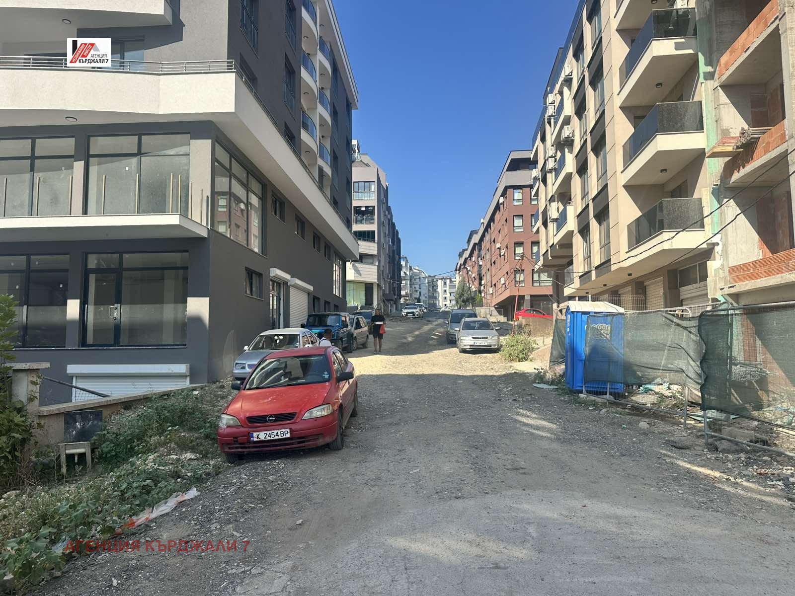 Продава ГАРАЖ, ПАРКОМЯСТО, гр. Кърджали, Възрожденци, снимка 5 - Гаражи и паркоместа - 55896341