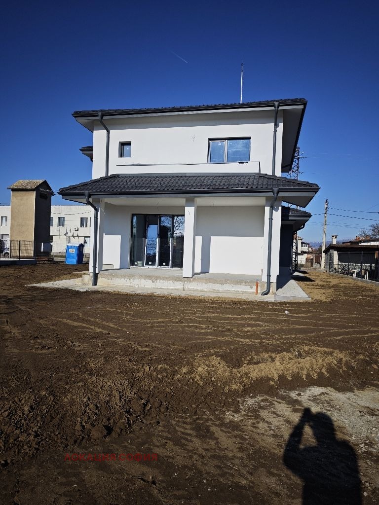 Продава КЪЩА, с. Нови хан, област София област