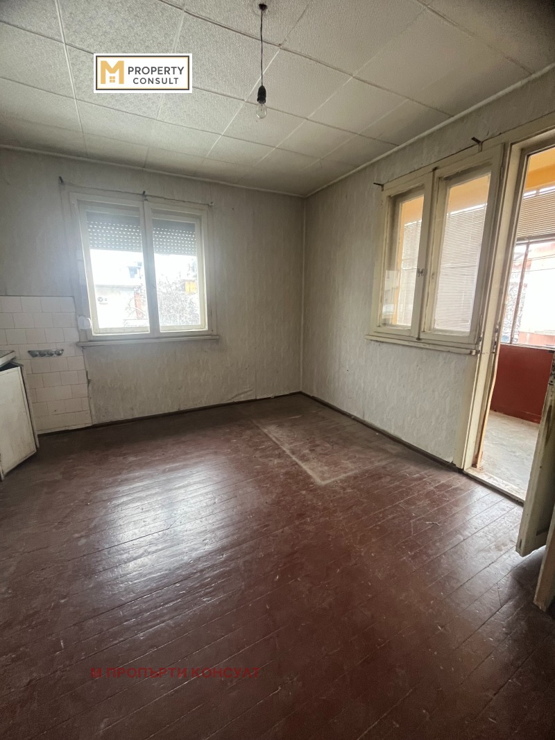 Продава ЕТАЖ ОТ КЪЩА, гр. Плевен, Широк център, снимка 2 - Етаж от къща - 53033254