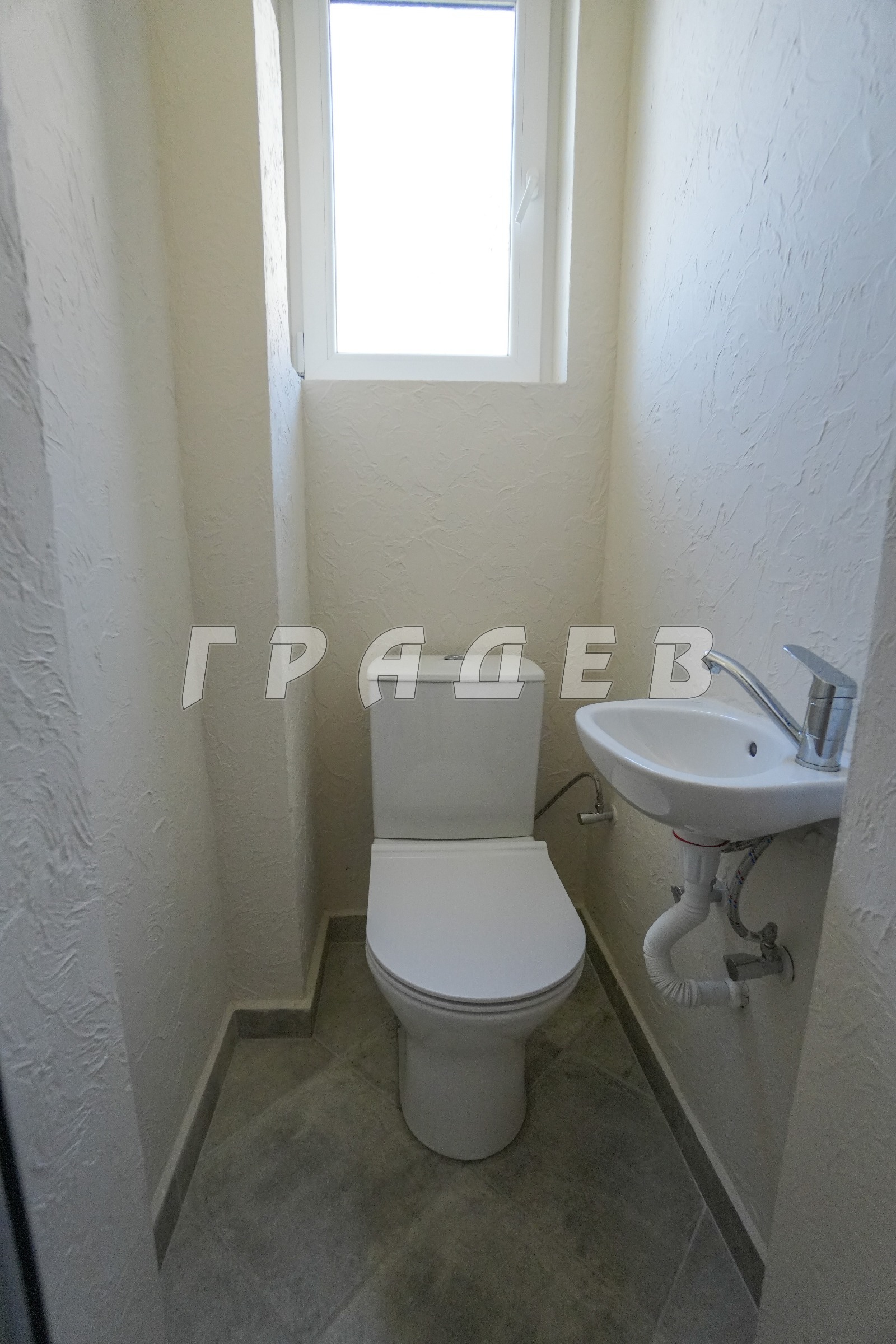 Продава ЕТАЖ ОТ КЪЩА, гр. Русе, Родина 2, снимка 8 - Етаж от къща - 55989963