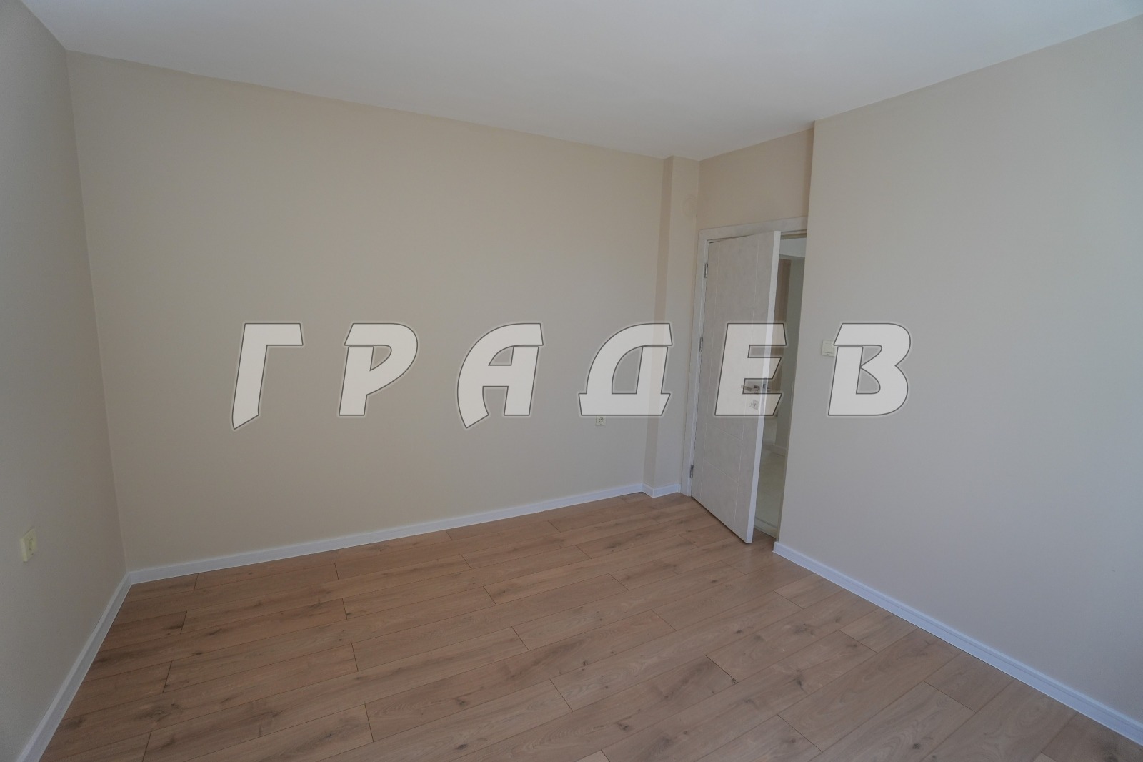 Продава ЕТАЖ ОТ КЪЩА, гр. Русе, Родина 2, снимка 5 - Етаж от къща - 55989963