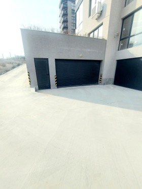 Garage Kajsiewa gradina, Warna