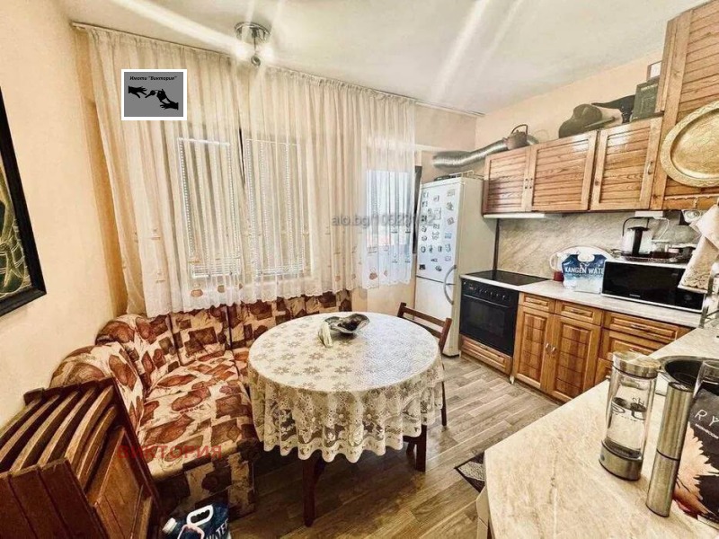 Продава  3-стаен град Пазарджик , Ставропол , 69 кв.м | 56445679 - изображение [2]