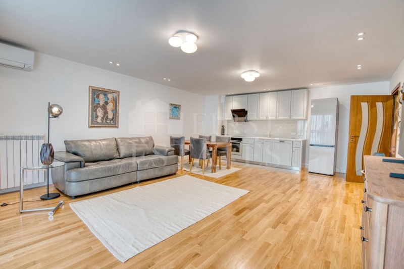 Zu vermieten  1 Schlafzimmer Sofia , Zentar , 90 qm | 64923351